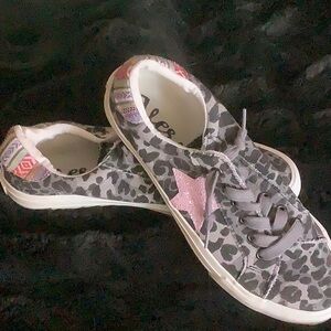 Gray animal print flats with pink glitter star on sides